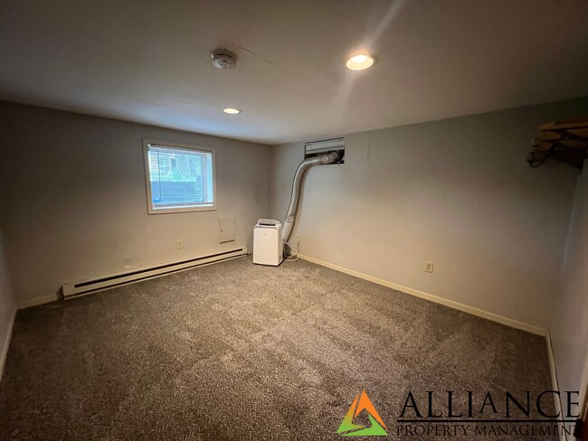 Building Photo - 729 Thurston St