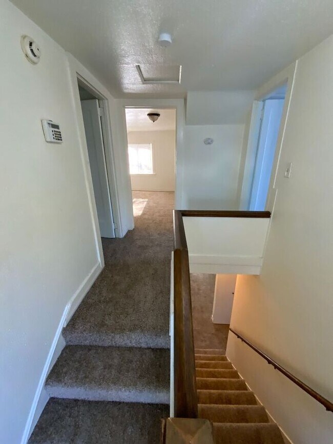 Building Photo - Available NOW!!! University Place HOME! 3bdr 2 bath