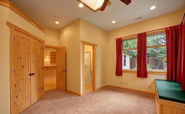 Building Photo - Everett Rambler for rent with RV parking -...