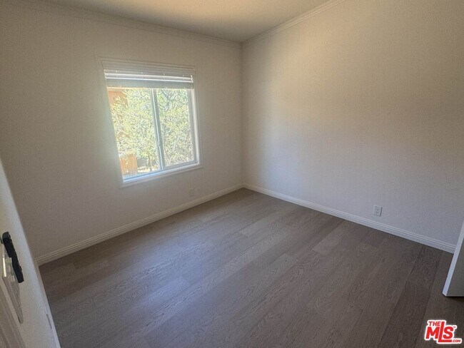 Building Photo - 1336 La Crescenta Dr
