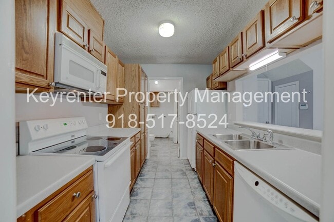 Building Photo - Beautiful 3 Bedroom, 2.5 Bath Condo in Canterbury!