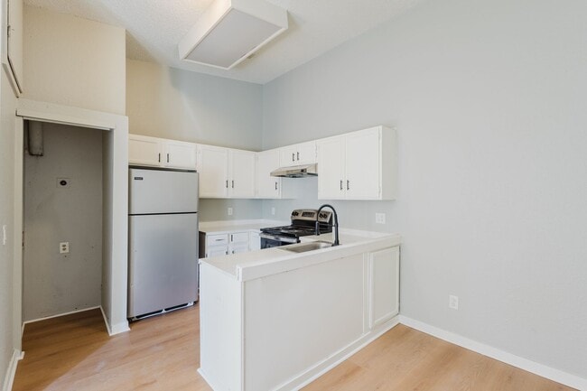 Building Photo - Penthouse level 1bed condo with private balcony