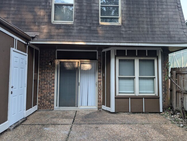 Building Photo - Townhouse 3/2.5 Fenced