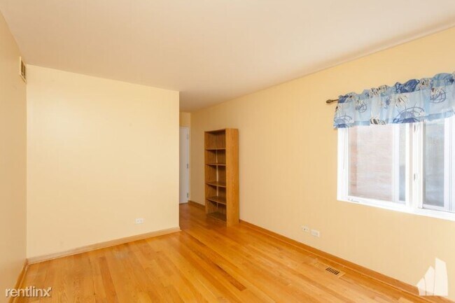 Building Photo - 8735 W Catherine Ave