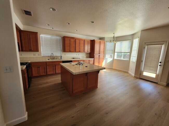 Building Photo - Beautiful 5 bed/4 bath home in Santa Nella!