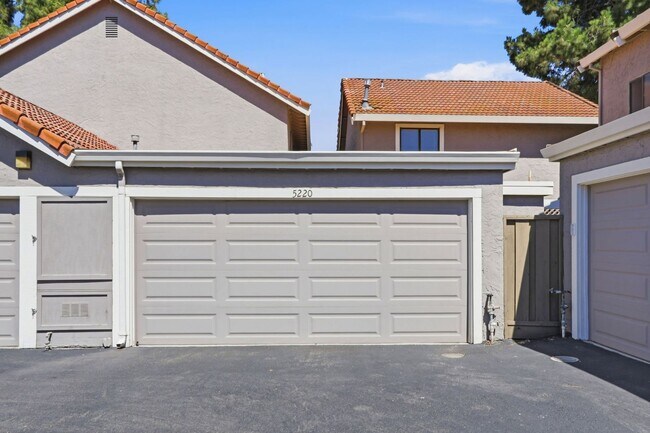 Building Photo - Beautifully Remodeled 3BD Townhome | Multi-Zone A/C | Private Patio