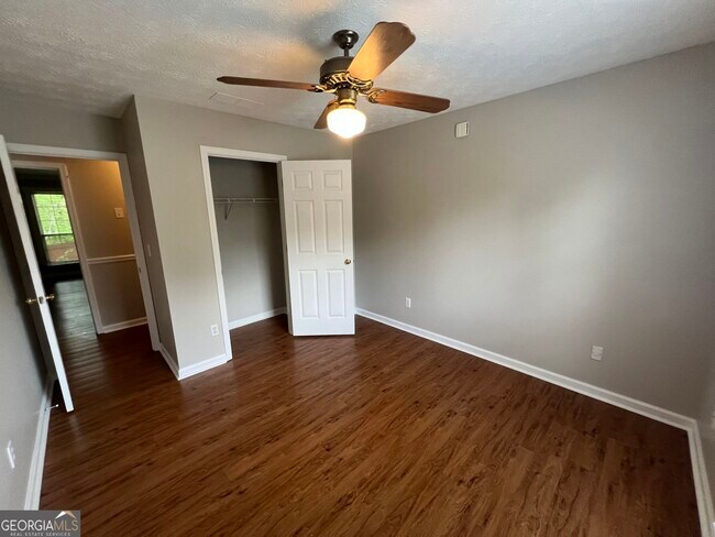 Building Photo - 3770 Oak Park Dr