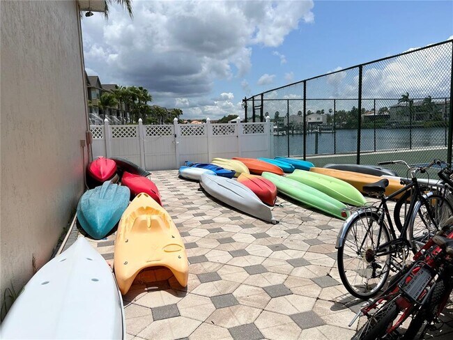 Building Photo - 8825 Bay Pointe Dr