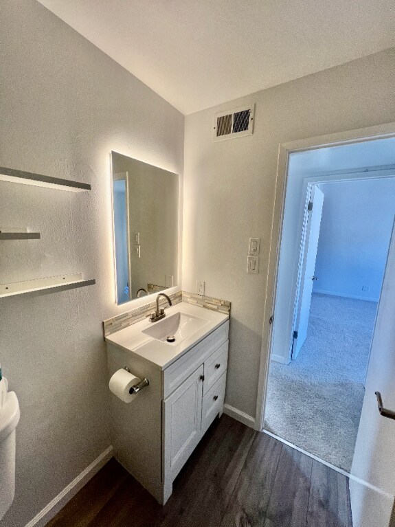 Building Photo - Updated 2 bedroom condo in a gated community in Concord!