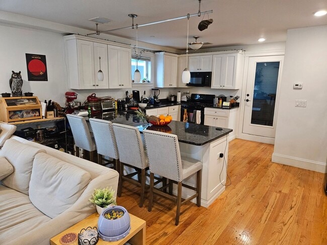 Building Photo - Immaculate 5 bed 3 bath in Lower Allston... Don't miss out..