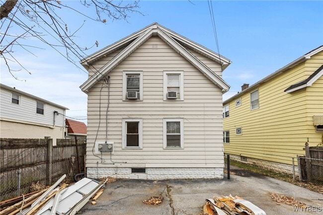 Building Photo - 2615 Genesee St