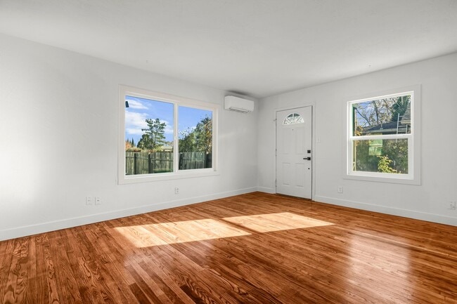 Building Photo - NEWLY RENOVATED 1 BED/1 BATH WITH FENCED BACKYARD