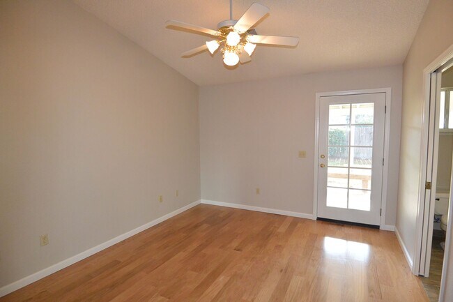 Building Photo - 3 bedroom 2 bathroom in the El Diamante sc...
