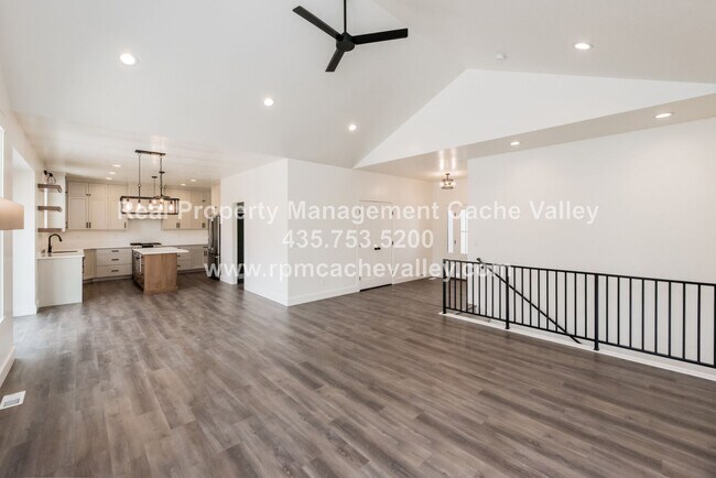 Building Photo - Gorgeous 3 br 2 bath home in Hyde Park! Ha...