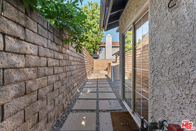 Building Photo - 9200 Wystone Ave