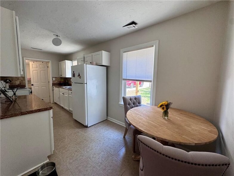 Building Photo - 2450 Lynn Iris Dr
