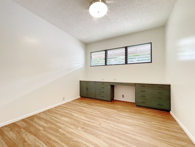 Building Photo - 4/2 Pet Friendly Spacious Beachside Kailua...