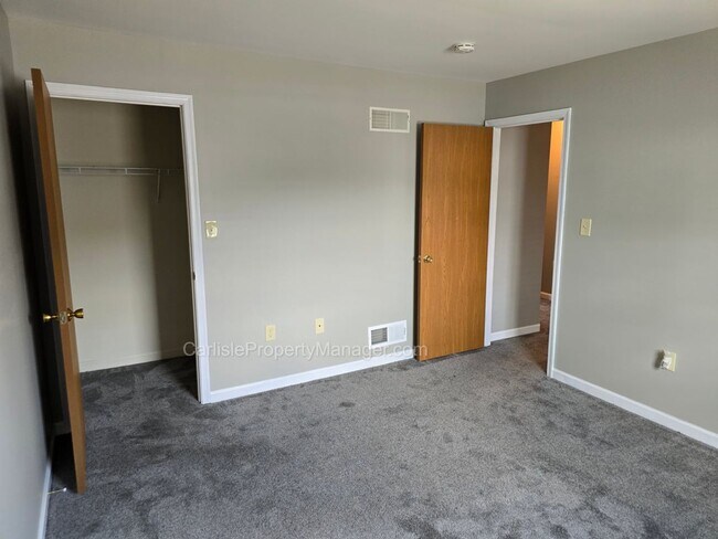 Building Photo - 2-Bedroom Townhouse w Fenced Patio, Off-Street Parking, Dishwasher, and Easy Commute