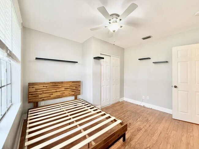 Building Photo - 909 W Fribley St