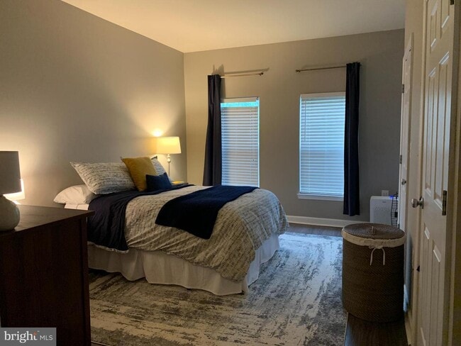 Building Photo - Charming Townhome-Style Condo with Garage ...