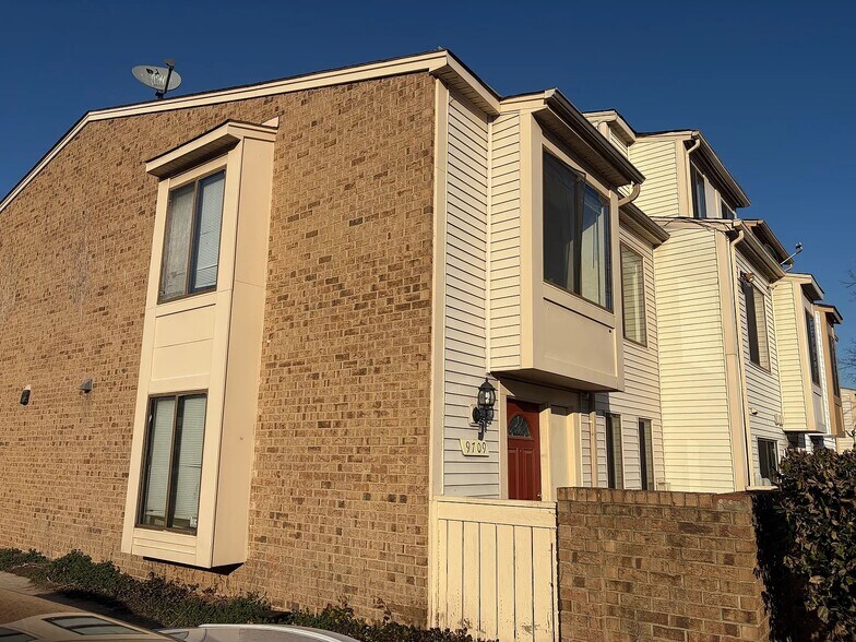 Building Photo - 9709 Docena Dr
