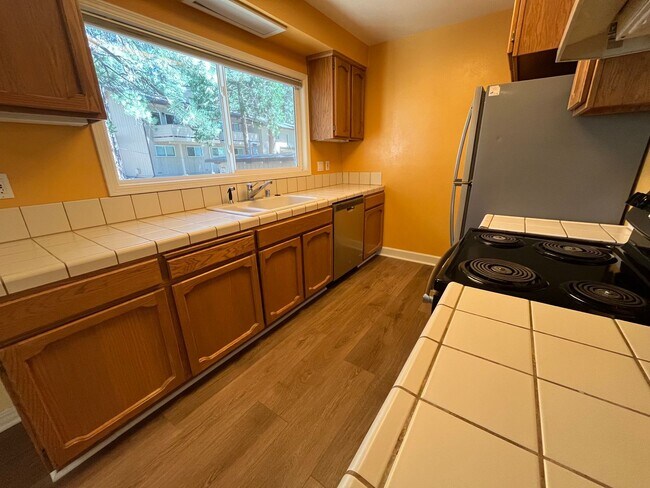 Building Photo - Available Now! 4 bedroom, 2.5 bath unit