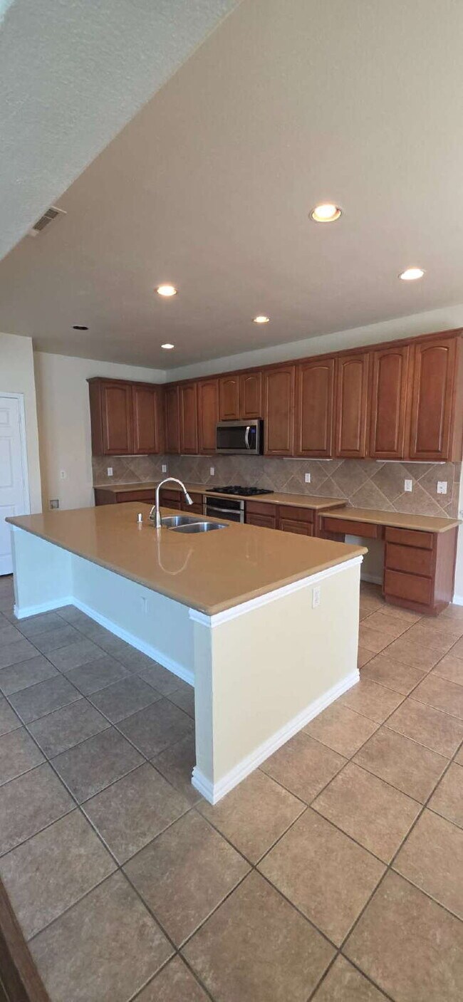 Building Photo - Expansive Mansfield Home with 5 Bedrooms, ...