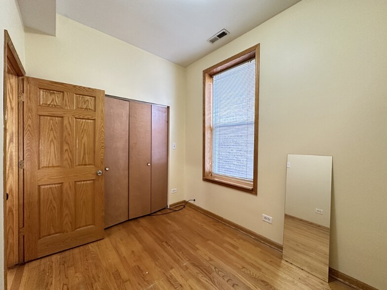 Building Photo - 2136 W Chicago Ave