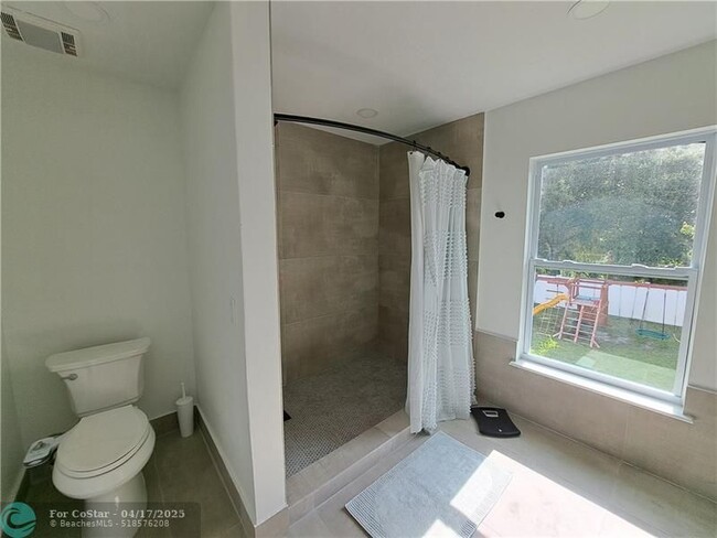 Building Photo - 5947 Ridge Lake Cir