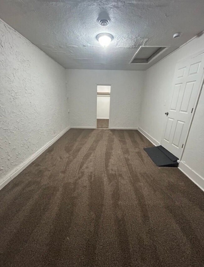 Building Photo - Cute 4 bed/1bath