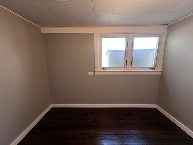 Building Photo - Adorable 2 bedroom with a bonus room!