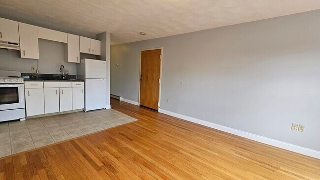 Primary Photo - 73 River St