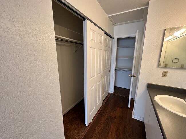 Building Photo - Available August!  Charming Townhome in Table Mountain Heights!