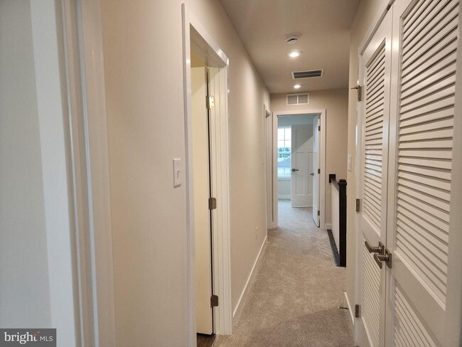 Building Photo - 321 E Cochran St