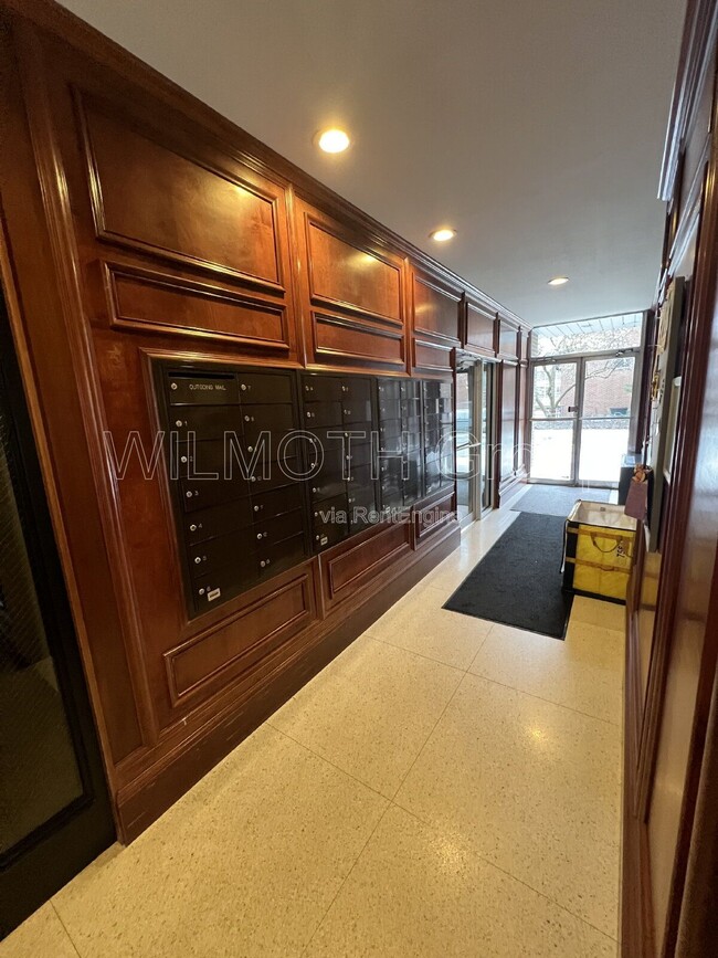 Building Photo - 3965 N Meridian St