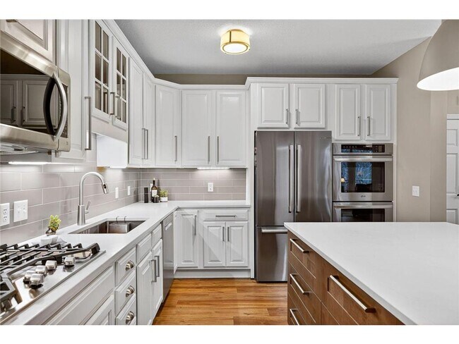 Building Photo - 5250 Grandview Square