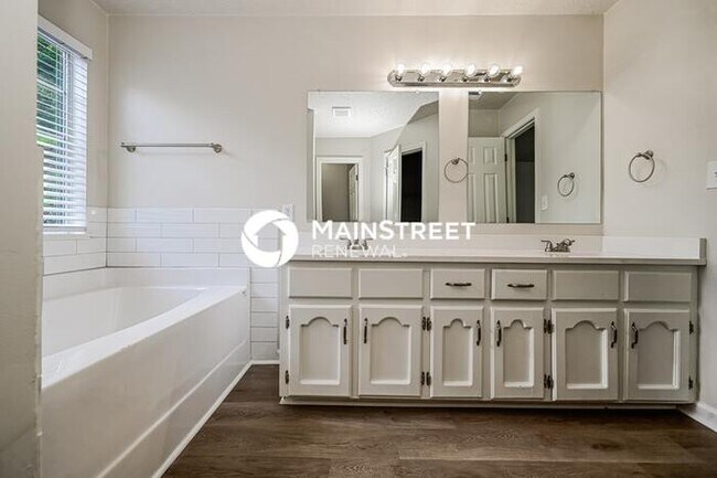 Building Photo - 4 Bedroom Pet-Friendly Home in DECATUR, GA with Main Street Renewal