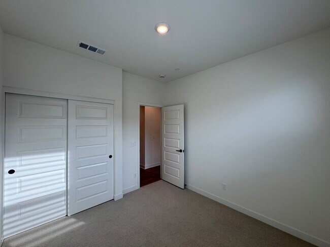 Building Photo - Modern 3BD/3BA in San Marcos