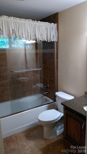Building Photo - 433 Raintree Dr