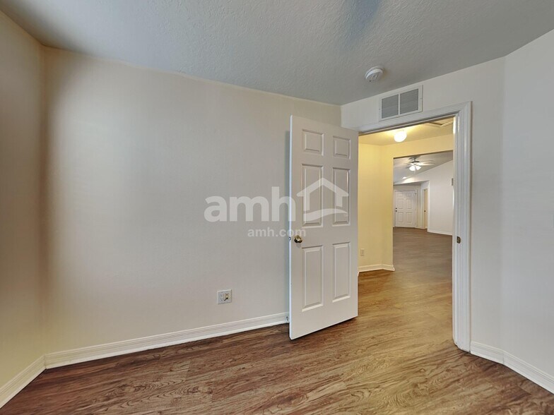 Building Photo - 10231 Lakeside Vista Dr