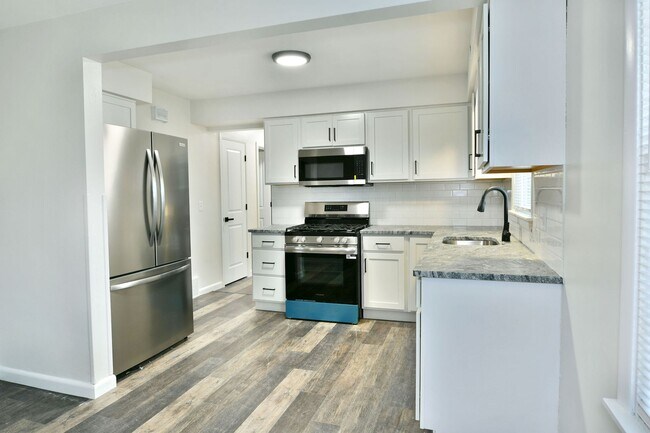 Building Photo - House for RENT in Girard!