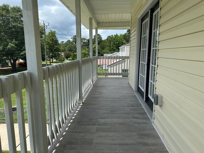 Building Photo - 607 New River Dr