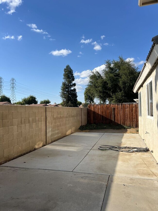 Building Photo - Available Now - Elegant 3-Bedroom, 2.5 Bath Single Family Home