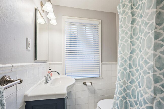 Building Photo - Beautiful 1BR/Loft at Rock Creek Garden Co...