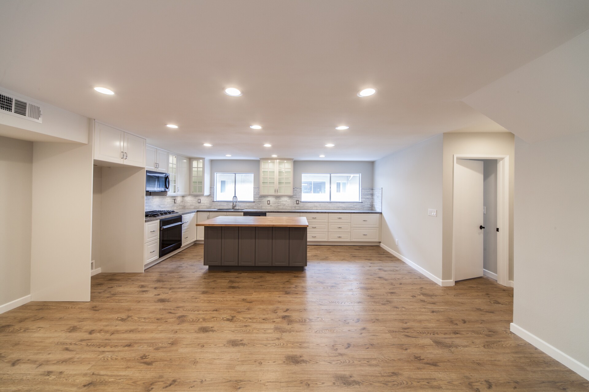 Building Photo - 5278 Lindley Ave