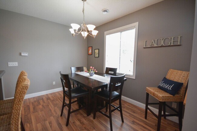 Building Photo - Beautiful Boulder Ridge end unit townhome w/upgrades throughout!