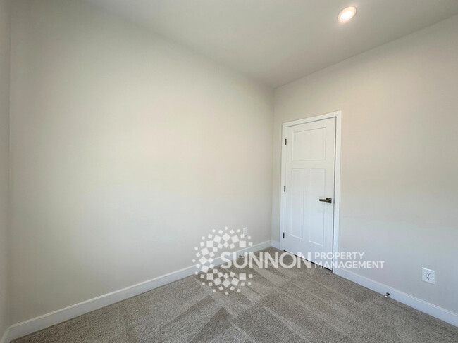 Building Photo - Spacious 3-Bedroom Townhome in a Prime Loc...