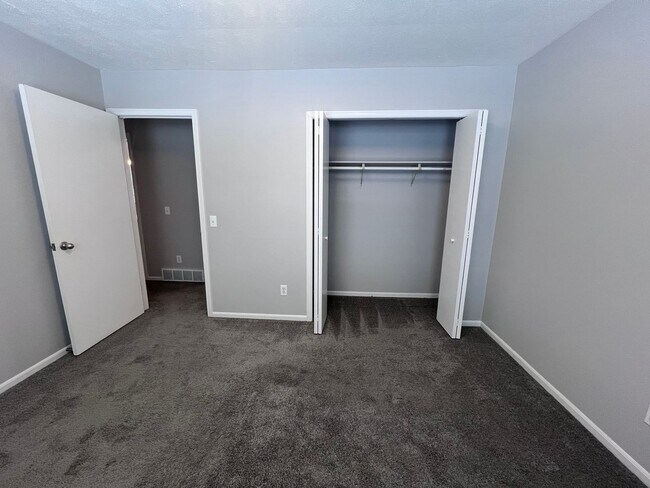 Building Photo - Updated 2 Bedroom Side by Side Duplex!