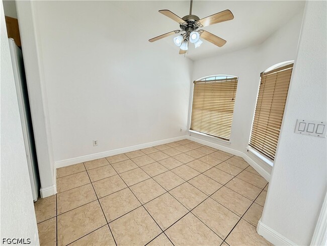 Building Photo - 527 NE 24th Pl