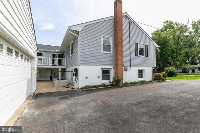 Building Photo - 742 Whitehall Beach Rd